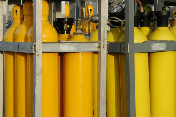 żółte cylindry z gazem